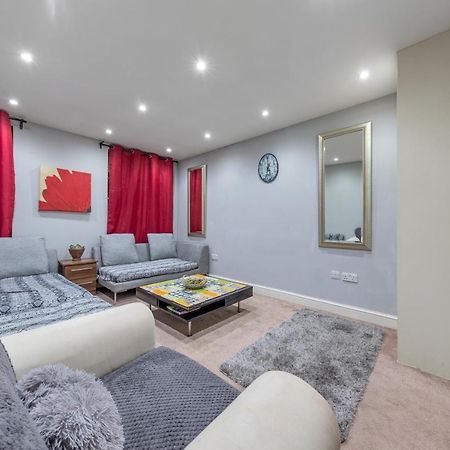 Elegant And Chic 2-Bedroom Basement Apartment In Paddington Londres Exterior foto