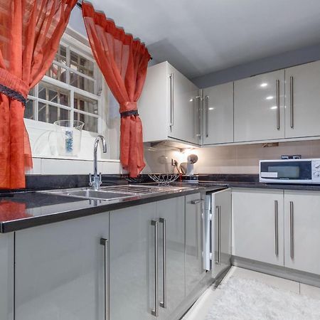Elegant And Chic 2-Bedroom Basement Apartment In Paddington Londres Exterior foto
